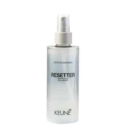 A imagem mostra o produto Resetter Keune, um spray para redefinir o visual do cabelo. O produto vem em um frasco plástico transparente de 200ml com um borrifador parte superior.