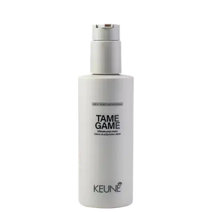 A imagem mostra o Creme Modelador Keune Tame Game. O produto vem em uma embalagem cilíndrica branca opaca com aplicador pump.