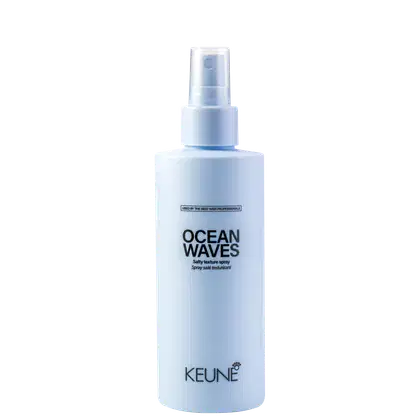 A imagem mostra o Spray Texturizador Ocean Waves da marca Keune. Embalagem plástica branca opaca. Traz a descrição "Salty texture spray" (Spray de textura salgada). Frasco com aplicador em spray na parte superior.