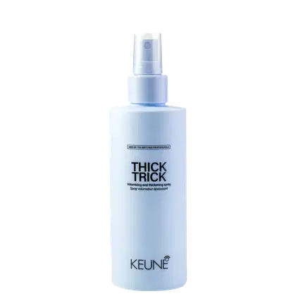 A imagem mostra o produto Thick Trick um spray volumizador  da marca Keune. O produto vem em uma embalagem plástica branca azulada opaca. A embalagem tem um formato cilíndrico com um borrifador spray na parte superior.