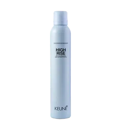 A imagem mostra o Spray Volumador High Rise da marca Keune. Embalagem cilíndrica branca azulada fosca. Traz o nome do produto "HIGH RISE Root Volumizing Spray" e o logotipo da marca Keune com leyras pretas.