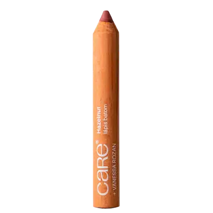 Lápis de batom em formato cilíndrico de madeira. Cor marrom avermelhada. Rótulo laranja com o texto "Care" e "Hazelnut" impresso.