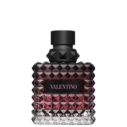 Frasco de perfume Valentino com design geométrico facetado em tons de rosa e preto, com rótulo em destaque exibindo o nome da marca.