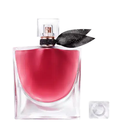 O frasco é predominantemente na cor rosa vibrante. A tampa do frasco possui um laço preto ornamentando.