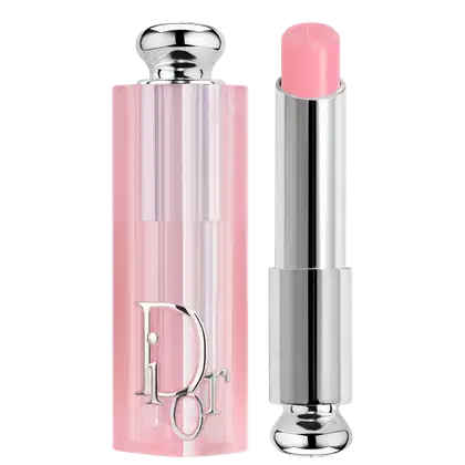 Possui uma embalagem rosa clara com detalhes prateados, incluindo o logotipo da marca.