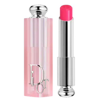 Possui uma embalagem rosa clara com detalhes prateados, incluindo o logotipo da marca.