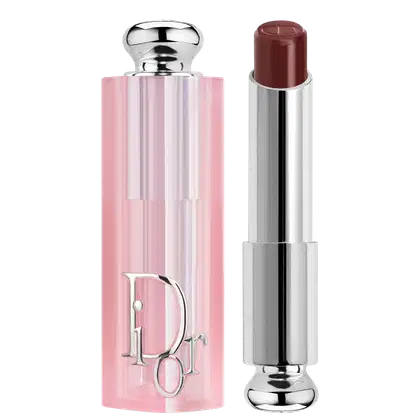 Possui uma embalagem rosa clara com detalhes prateados, incluindo o logotipo da marca.