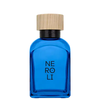 O produto apresentado é um frasco de perfume da marca Adolfo Dominguez, com o nome "NEROLI" impresso em letras pretas. O frasco possui um formato cilíndrico e é predominantemente azul, com uma tampa de madeira na parte superior.