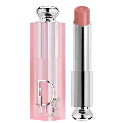 Possui uma embalagem rosa clara com detalhes prateados, incluindo o logotipo da marca.