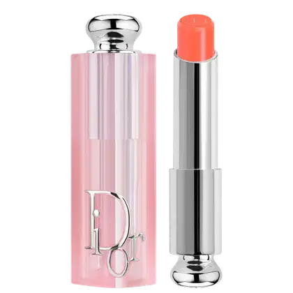 Possui uma embalagem rosa clara com detalhes prateados, incluindo o logotipo da marca.