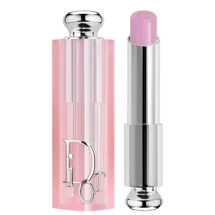 Possui uma embalagem rosa clara com detalhes prateados, incluindo o logotipo da marca.