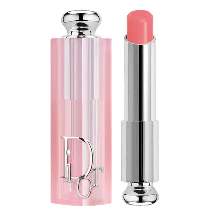 Possui uma embalagem rosa clara com detalhes prateados, incluindo o logotipo da marca.