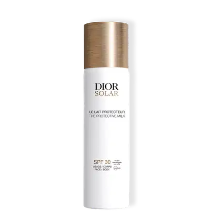 O produto apresentado é um protetor solar da linha Dior Solar, com o nome "Le Lait Protecteur" (O Leite Protetor) impresso no rótulo. A embalagem é um frasco branco com uma tampa dourada na parte superior.