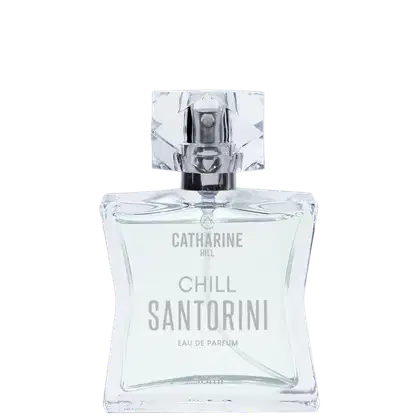 O frasco é de vidro transparente com um design geométrico e possui um borrifador na parte superior. O rótulo do produto exibe o nome da marca "Catharine Hill" e o nome do perfume "Chill Santorini" em letras brancas.