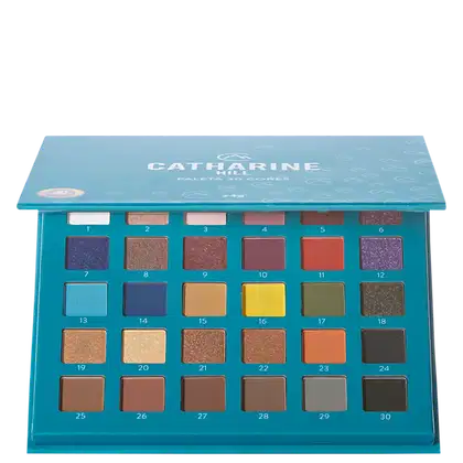 Paleta de sombras de olhos Catharine Hill com 30 tons variados, em embalagem retangular azul turquesa com logotipo da marca. A paleta apresenta uma ampla gama de cores, incluindo tons neutros, terrosos, metálicos e vibrantes.