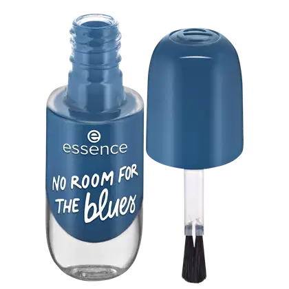 Frasco de esmalte da marca Essence com a cor azul predominante e a frase "No room for the blues" impressa no rótulo. O produto possui um pincel aplicador acoplado à tampa.