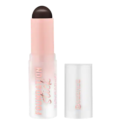 Produto de beleza Essence em embalagem rosa e branca, com texto "Foundation Stick" e "Essence" visível. Formato de bastão com tampa preta.