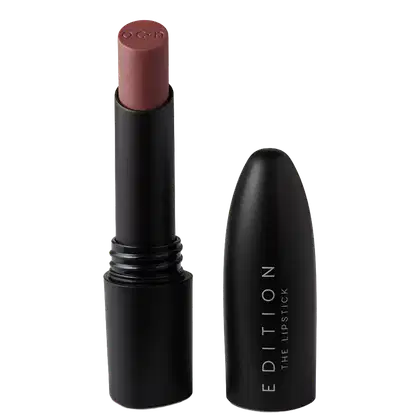 Batom cremoso Edition The Lipstick, da marca Océane. Cor vinho arroxeada.