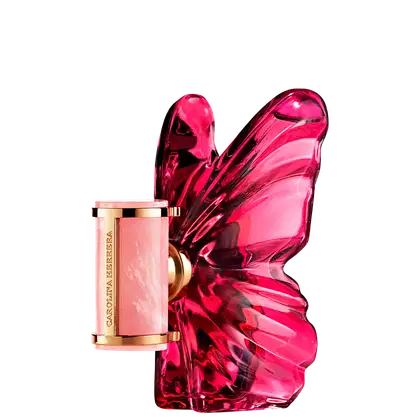 Frasco de perfume Carolina Herrera em formato escultural e vibrante na cor rosa, com rótulo dourado destacado contra fundo preto.
