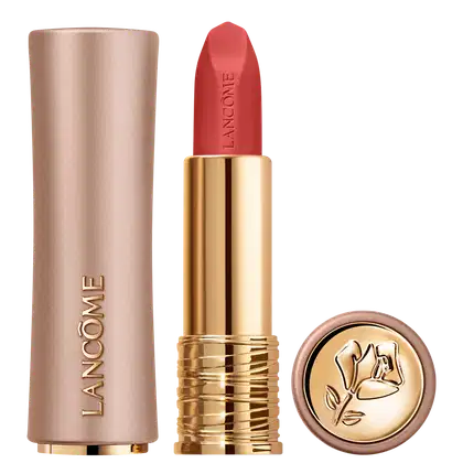 Produto de beleza Lancôme com embalagem dourada e rosa, contendo um batom vermelho com acabamento fosco e uma caixa redonda com logotipo da marca.