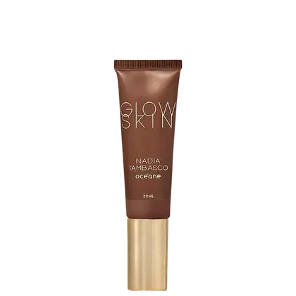Tubo de maquiagem Glow Skin da marca Océane, com 30ml de volume, em embalagem marrom e dourada, com o nome da marca e da linha "Nadia Tambasco" impressos.