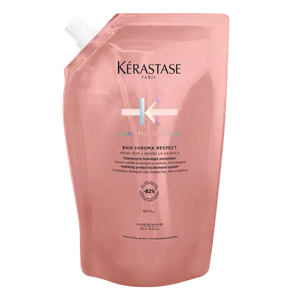 Refil rosa de embalagem plástica flexível da linha Chroma Absolu da marca Kérastase, contendo shampoo hidratante e protetor para cabelos coloridos, sensibilizados ou danificados.