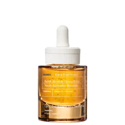 Frasco de vidro com conta-gotas contendo um sérum de ativador de juventude da marca Korres, com rótulo em amarelo e branco indicando "6xHA Wrinkle Smoothing Youth Activator Booster".