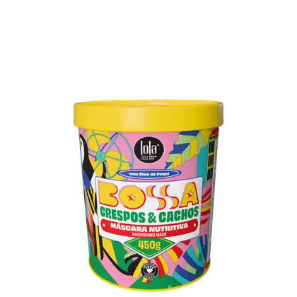 Pote amarelo com rótulo colorido da marca Lola From Rio, contendo "Bossa Crespos & Cachos", uma máscara nutritiva para cabelos. O rótulo apresenta ilustrações e informações sobre o produto em português.