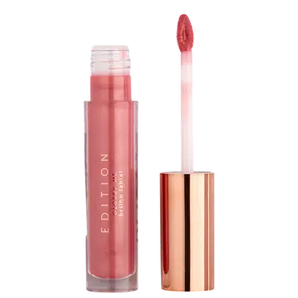 Produto de beleza Océane, um gloss labial com embalagem em formato de tubo transparente e tampa rosada. O produto apresenta uma coloração rosa suave e brilhante.