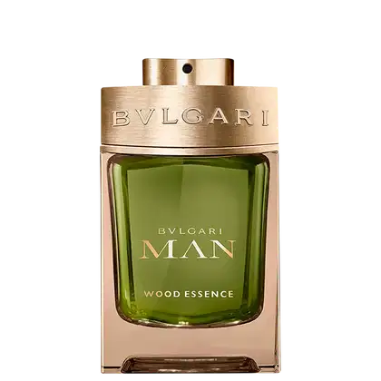 Frasco de perfume masculino da marca Bvlgari, com design em dourado e verde, contendo a inscrição "BVLGARI MAN WOOD ESSENCE" em destaque. O produto apresenta uma embalagem elegante e sofisticada