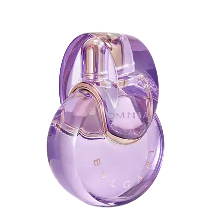 Item de perfumaria em formato oval, com tampa e corpo transparentes em tons de roxo e rosa. O rótulo exibe a marca "BVLGARI" em letras douradas. O produto possui um design elegante e sofisticado.