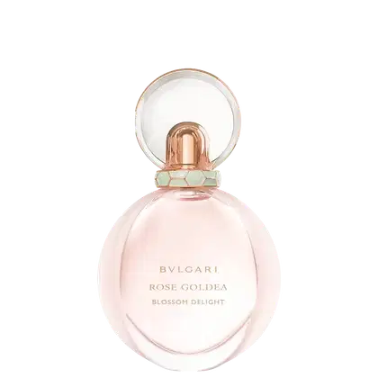 Item de perfumaria em frasco de vidro com tampa dourada. Rótulo com o nome da marca "BVLGARI" e o nome do produto "ROSE GOLDEA BLOSSOM DELIGHT". Embalagem com design elegante e cores predominantes de rosa e dourado.