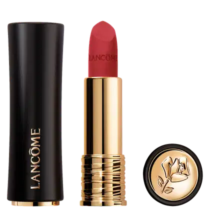Embalagem preta com logotipo Lancôme em dourado, batom vermelho com acabamento metálico e tampa dourada, e embalagem redonda preta com logotipo Lancôme em dourado.