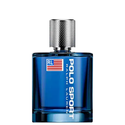 Frasco de item de perfumaria azul com rótulo vermelho, branco e azul contendo a bandeira dos Estados Unidos e o texto "POLO SPORT" em letras brancas. O frasco possui um design texturizado e um bico pulverizador metálico.