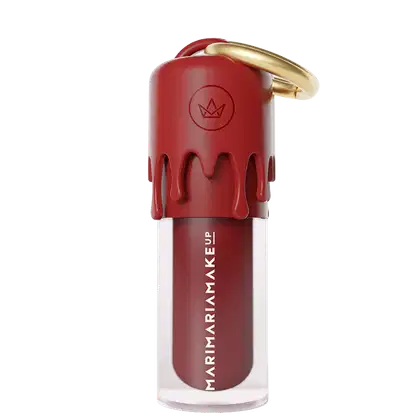 Gloss labial de Mari Maria, com cor vermelho-vinho.