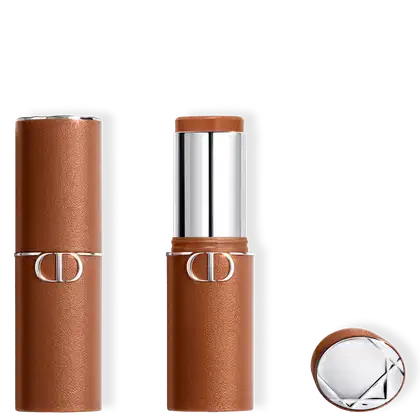 Bronzeador em Bastão Dior Forever Skin Bronze com detalhes prateados, é um tubo retangular com tampa, apresentando o logotipo da marca em destaque.