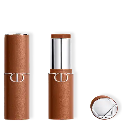 bronzeador em bastão da marca Dior em embalagem marrom, com detalhes em metal prateado. Os batons possuem formato cilíndrico e tampa protetora.