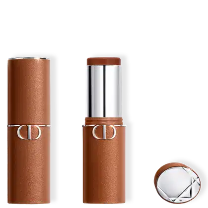 Bronzeador em Bastão Dior Forever Skin Bronze com detalhes prateados, é um tubo retangular com tampa, apresentando o logotipo da marca em destaque.