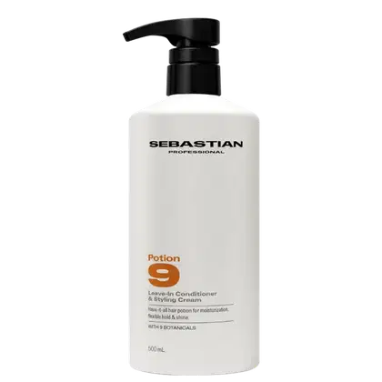 Frasco branco com bomba preta da linha Potion 9 da marca Sebastian Professional, contendo leave-in conditioner e styling cream com 9 botânicos, com 500 mL de capacidade.