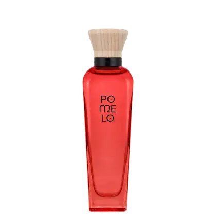 Em fundo branco, frasco de perfume em vidro avermelhado com tampa de madeira clara. No gargalo preto traz a marca Adolfo Dominguez e, no vidro, o nome "POMELO" em letras pretas.
