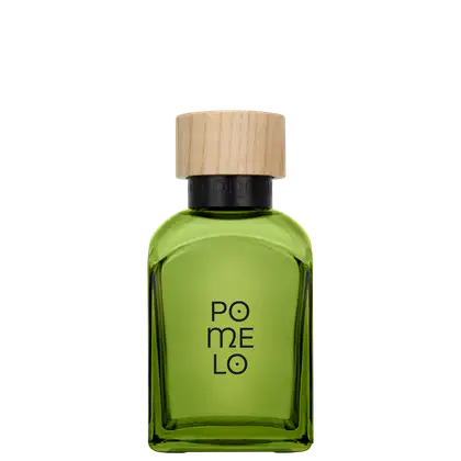 Frasco de perfume transparente em tom verde-oliva com o texto "POMELO" no centro. O gargalo é preto e a tampa é de madeira clara. O fundo é completamente branco e neutro.