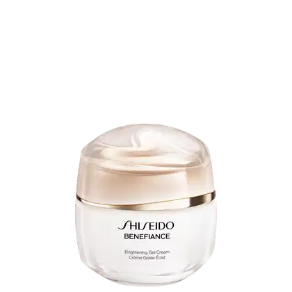 Frasco de creme facial Shiseido Benefiance, com tampa dourada e textura cremosa, apresentado em fundo preto. O rótulo exibe o nome da marca e do produto em letras pretas.