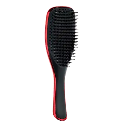 Escova de cabelo Tangle Teezer de cor vermelha e preta, com cerdas longas e ríspidas, projetada para desembaraçar e pentear cabelos.