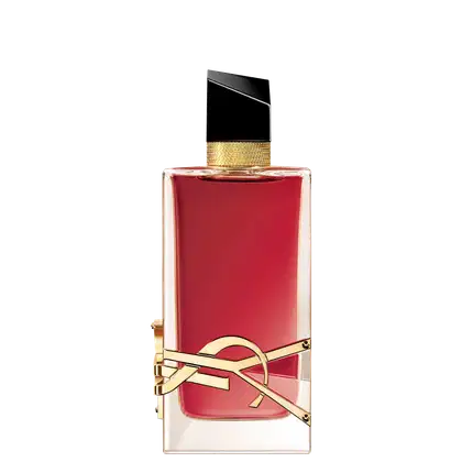 Frasco de perfume vermelho com tampa preta e detalhes dourados, apresentando um design elegante e sofisticado. O rótulo exibe o nome da marca em destaque.