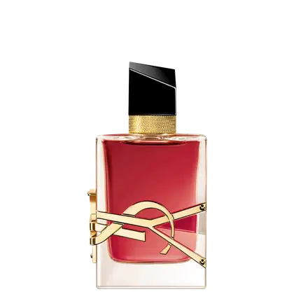 Frasco de perfume vermelho com detalhes dourados, embalagem retangular com tampa preta e elemento decorativo dourado na parte superior. Rótulo com logotipo da marca visível.