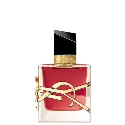 Frasco de perfume vermelho com detalhes dourados, tampa preta e decoração em formato de laço dourado. O rótulo exibe o nome da marca em letras douradas.