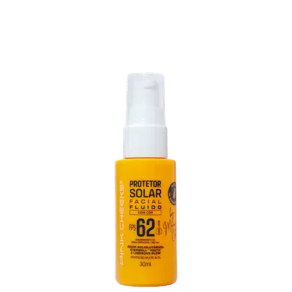 Protetor solar facial fluido da marca Pink Cheeks, com FPS 62 e cor, em frasco plástico branco e amarelo com rótulo informativo.