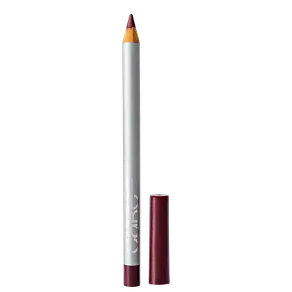 Lápis de maquiagem com corpo branco e ponta marrom, embalado em tubo vermelho. O lápis possui um design simples e minimalista, com o nome da marca impresso no corpo.