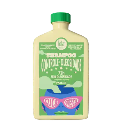 Frasco de shampoo da marca Lola com tampa verde, rótulo com ilustração colorida e texto "Controle de Oleosidade 72h sem oleosidade". Produto para couro cabeludo oleoso