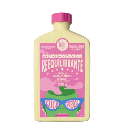 Frasco de condicionador reequilibrante da marca Lola, com embalagem em tons de rosa e amarelo, contendo informações sobre proteção contra fatores externos e volume.